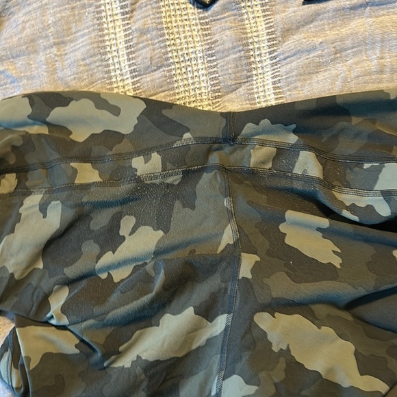 Lululemon camo align legging size 18 - Picture 4 of 4